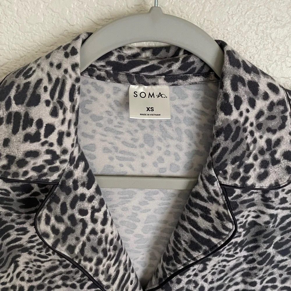 Soma Embraceable Long Sleeve Notch Collar Pajama Top XS Grey Animal Print - Picture 6 of 9